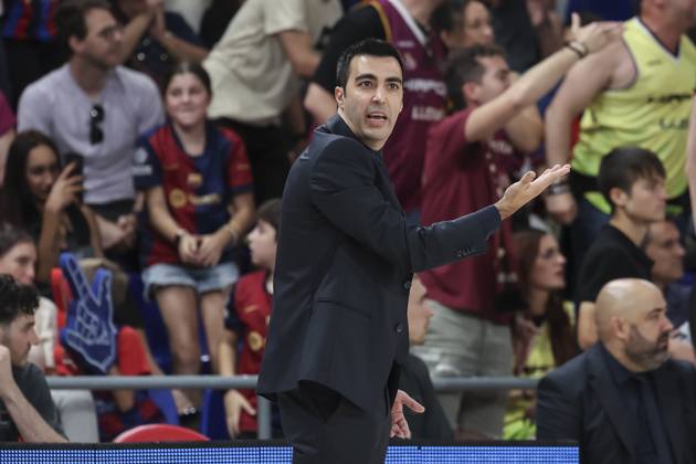 October 12, 2025, Barcelona, Barcelona, Spain: Gerard Encuentra, head coach of Hiopos Lleida, gestures during the Spanish League, Liga ACB Endesa, basketball match played between FC Barcelona, Barca and Hiopos Lleida at Palau Blaugrana on October 12, 2025 in Barcelona, Spain. Barcelona Spain - ZUMAa181 20251012_zaa_a181_149 Copyright: xJavierxBorregox