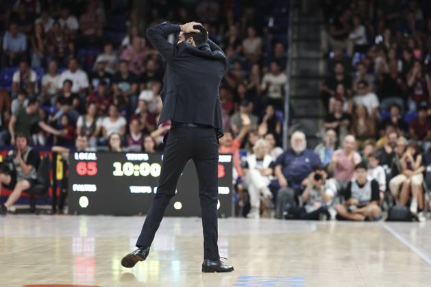 October 12, 2025, Barcelona, Barcelona, Spain: Gerard Encuentra, head coach of Hiopos Lleida, gestures during the Spanish League, Liga ACB Endesa, basketball match played between FC Barcelona, Barca and Hiopos Lleida at Palau Blaugrana on October 12, 2025 in Barcelona, Spain. Barcelona Spain - ZUMAa181 20251012_zaa_a181_169 Copyright: xJavierxBorregox
