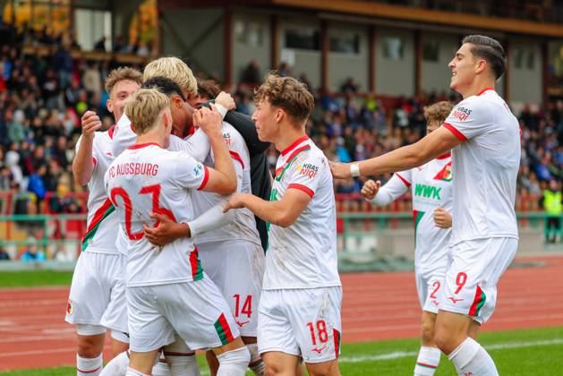 Team (FC Augsburg II) Tor zum 0 : 1 beim Spiel zwischen TSV Schwaben Augsburg v FC Augsburg II, Fußball, Herren, Regionalliga Bayern, 2025 2026, 13.Spieltag am 12.10.2025 in Augsburg, Rosenaustadion. Bayern Deutschland