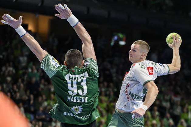im Bild v.l.: Mijajlo Marsenic (Fuechse Berlin), Karolis Antanavicius (GWD Minden), Zweikampf, Action, Kampf, kaempft um den Ball, GER, Berlin, Handball, Fuechse Berlin vs GWD Minden , DAIKIN Handball-Bundesliga, in der Max Schmeling Halle, 12.10.2025, Copyright: HMBxMedia UwexKoch