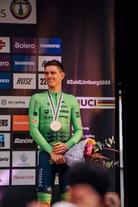2025 UCI Gravel World Championships Picture by Alex Whitehead SWpix.com - 12 10 2025 - Cycling - 2025 UCI Gravel World Championships, Zuid-Limburg, Netherlands - Men Elite Race Podium - Matej Mohoric (Slovenia) receiving the Bronze Medal Copyright: x xSWpix.comx(t axPhotographyxHubxLtd)xAlexxWhitehead SWpix.comx SWP-3030-9451