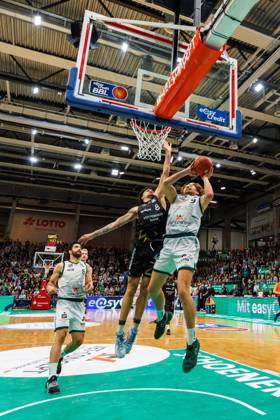 Marco Hollersbacher (Gladiators Trier) im Zweikampf mit Joshua Obiesie (Basketball Loewen Braunschweig), Vet Concept Gladiators Trier vs Basketball Loewen Braunschweig, Basketball, easyCredit BBL, 4. Spieltag, Saison 2025 2026, 12.10.2025 Vet Concept Gladiators Trier vs Basketball Loewen Braunschweig, Basketball, easyCredit BBL, 4. Spieltag, Saison 2025 2026, 12.10.2025 Copyright: xEibner-Pressefoto AlexanderxNeisx EP_ANS