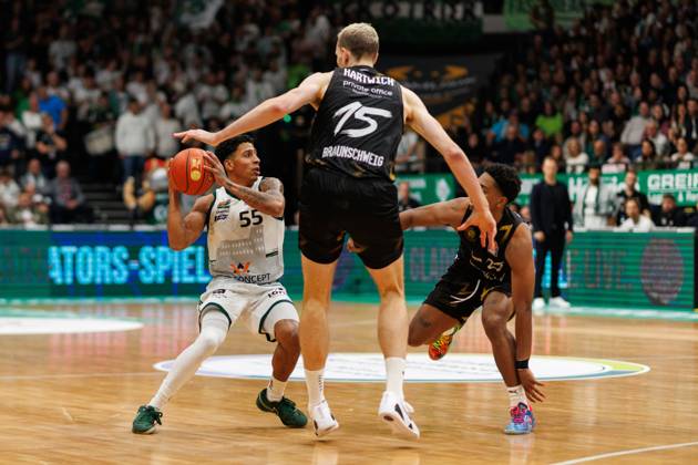 Eli Brooks (Gladiators Trier) im Zweikampf mit Philipp Hartwich (Basketball Loewen Braunschweig) und Grant Sherfield (Basketball Loewen Braunschweig), Vet Concept Gladiators Trier vs Basketball Loewen Braunschweig, Basketball, easyCredit BBL, 4. Spieltag, Saison 2025 2026, 12.10.2025 Vet Concept Gladiators Trier vs Basketball Loewen Braunschweig, Basketball, easyCredit BBL, 4. Spieltag, Saison 2025 2026, 12.10.2025 Copyright: xEibner-Pressefoto AlexanderxNeisx EP_ANS