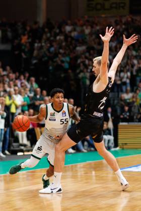 Eli Brooks (Gladiators Trier) im Zweikampf mit Philipp Hartwich (Basketball Loewen Braunschweig), Vet Concept Gladiators Trier vs Basketball Loewen Braunschweig, Basketball, easyCredit BBL, 4. Spieltag, Saison 2025 2026, 12.10.2025 Vet Concept Gladiators Trier vs Basketball Loewen Braunschweig, Basketball, easyCredit BBL, 4. Spieltag, Saison 2025 2026, 12.10.2025 Copyright: xEibner-Pressefoto AlexanderxNeisx EP_ANS