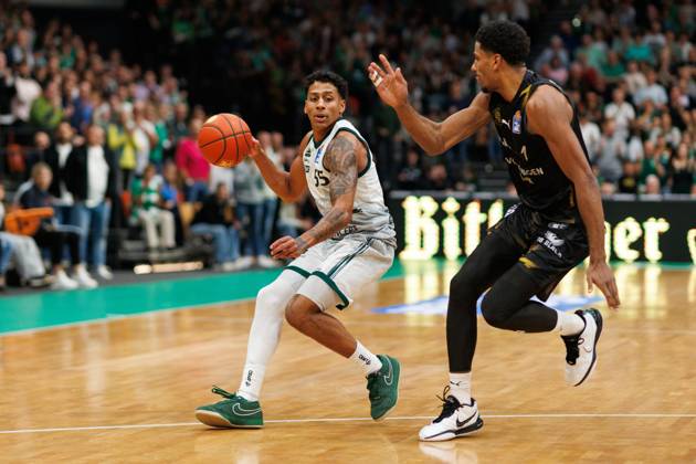 Eli Brooks (Gladiators Trier) im Zweikampf mit David N Guessan (Basketball Loewen Braunschweig), Vet Concept Gladiators Trier vs Basketball Loewen Braunschweig, Basketball, easyCredit BBL, 4. Spieltag, Saison 2025 2026, 12.10.2025 Vet Concept Gladiators Trier vs Basketball Loewen Braunschweig, Basketball, easyCredit BBL, 4. Spieltag, Saison 2025 2026, 12.10.2025 Copyright: xEibner-Pressefoto AlexanderxNeisx EP_ANS