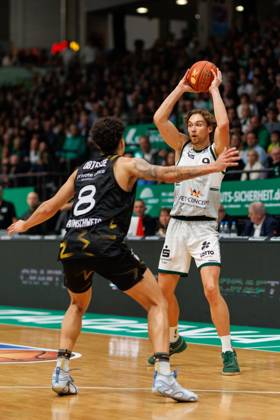 Marco Hollersbacher (Gladiators Trier) im Zweikampf mit Joshua Obiesie (Basketball Loewen Braunschweig), Vet Concept Gladiators Trier vs Basketball Loewen Braunschweig, Basketball, easyCredit BBL, 4. Spieltag, Saison 2025 2026, 12.10.2025 Vet Concept Gladiators Trier vs Basketball Loewen Braunschweig, Basketball, easyCredit BBL, 4. Spieltag, Saison 2025 2026, 12.10.2025 Copyright: xEibner-Pressefoto AlexanderxNeisx EP_ANS