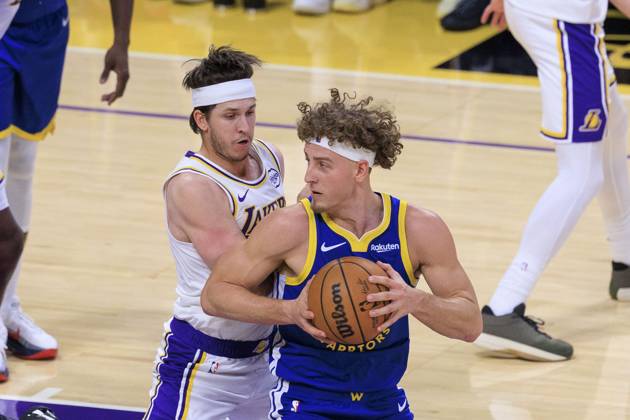 October 12, 2025, Los Angeles, California, USA: Austin Reaves 15 of the Los Angeles Lakers defends against Brandin Podziemski 2 of the Golden State Warriors during their preseason NBA, Basketball Herren, USA game on Sunday October 12, 2025 at Crypto.com Arena in Los Angeles, California. Lakers defeat Warriors, 126-116. JAVIER ROJAS PI Los Angeles USA - ZUMAp124 20251012_zaa_p124_065 Copyright: xJavierxRojasx