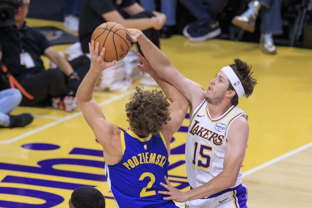 October 12, 2025, Los Angeles, California, USA: Austin Reaves 15 of the Los Angeles Lakers blocks a shot by Brandin Podziemski 2 of the Golden State Warriors during their preseason NBA, Basketball Herren, USA game on Sunday October 12, 2025 at Crypto.com Arena in Los Angeles, California. Lakers defeat Warriors, 126-116. JAVIER ROJAS PI Los Angeles USA - ZUMAp124 20251012_zaa_p124_066 Copyright: xJavierxRojasx