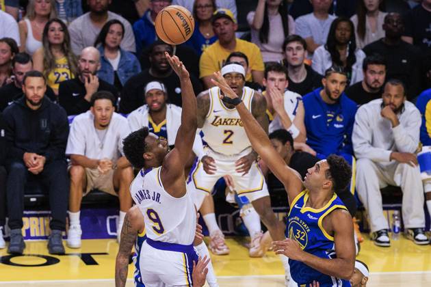 October 12, 2025, Los Angeles, California, USA: Bronny James 9 of the Los Angeles Lakers puts a shot over Trayce Jackson-Davis 32 of the Golden State Warriors during their preseason NBA, Basketball Herren, USA game on Sunday October 12, 2025 at Crypto.com Arena in Los Angeles, California. Lakers defeat Warriors, 126-116. JAVIER ROJAS PI Los Angeles USA - ZUMAp124 20251012_zaa_p124_073 Copyright: xJavierxRojasx