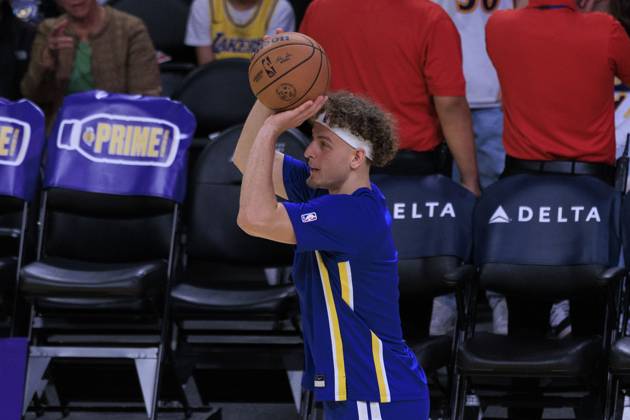 October 12, 2025, Los Angeles, California, USA: Brandin Podziemski 2 of the Golden State Warriors puts up a shot during warmups prior to their preseason NBA, Basketball Herren, USA game against the Los Angeles Lakers on Sunday October 12, 2025 at Crypto.com Arena in Los Angeles, California. Lakers defeat Warriors, 126-116. JAVIER ROJAS PI Los Angeles USA - ZUMAp124 20251012_zaa_p124_123 Copyright: xJavierxRojasx