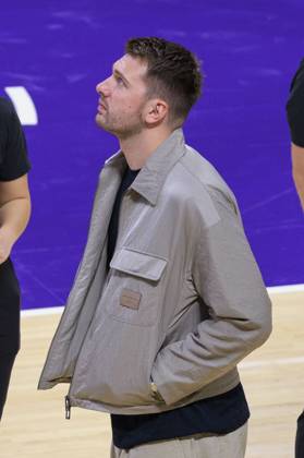 October 12, 2025, Los Angeles, California, USA: Luka Doncic 77 of the Los Angeles Lakers looks on from the sidelines during their preseason NBA, Basketball Herren, USA game against the Golden State Warriors on Sunday October 12, 2025 at Crypto.com Arena in Los Angeles, California. Lakers defeat Warriors, 126-116. JAVIER ROJAS PI Los Angeles USA - ZUMAp124 20251012_zaa_p124_137 Copyright: xJavierxRojasx