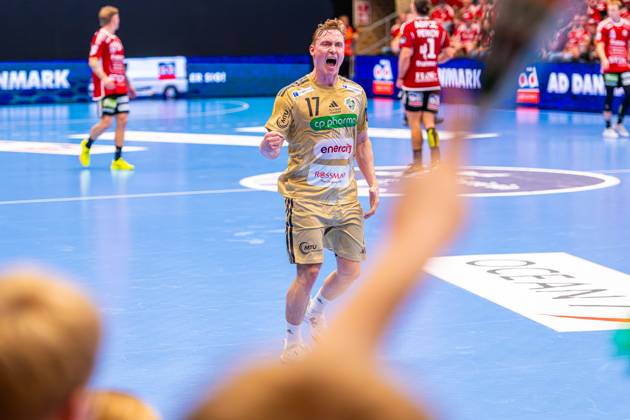 August Pedersen (TSV Hannover-Burgdorf, Nr. 17) (L-R), Fredericia Handboldklub (red) against TSV Hannover-Burgdorf (beige) (1. Matchday of Group Matches EHF European League 2025 2026) (14.10.2025, Middelfart Sparekasse ARENA (Fredericia, DEN), Copyright: xJanxGuentherx xTSVxHannover-Burgdorfx
