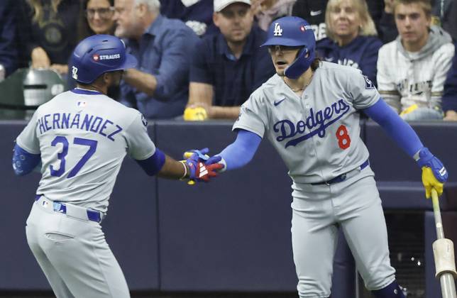 Los Angeles Dodgers Teoscar Hernandez (37) is congratulated by Enrique Hernandez (8) after hitting a solo home run in the second inning against the Milwaukee Brewers during game two of the MLB, Baseball Herren, USA National League Championship Series at American Family Field in Milwaukee, Wisconsin, on Tuesday, October 14, 2025. MIL20251014709 TANNENxMAURY
