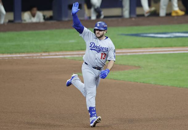 Los Angeles Dodgers Max Muncy (13) runs the bases after hitting a solo home run in the sixth inning against the Milwaukee Brewers during game two of the MLB, Baseball Herren, USA National League Championship Series at American Family Field in Milwaukee, Wisconsin, on Tuesday, October 14, 2025. MIL20251014720 TANNENxMAURY