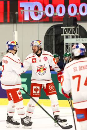 Ice hockey, Eishockey - CHL, EC RBS vs Berlin SALZBURG,AUSTRIA,15.OCT.25 - ICE HOCKEY - CHL, Champions Hockey League, group stage, EC Red Bull Salzburg vs Eisbaeren Berlin. Image shows the rejoicing of Connor Corcoran (EC RBS). GEPAxpictures xMathiasxMandl