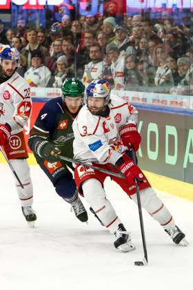 Ice hockey, Eishockey - CHL, EC RBS vs Berlin SALZBURG,AUSTRIA,15.OCT.25 - ICE HOCKEY - CHL, Champions Hockey League, group stage, EC Red Bull Salzburg vs Eisbaeren Berlin. Image shows Peter Schneider (EC RBS) and Adam Smith (Berlin). GEPAxpictures xMathiasxMandl