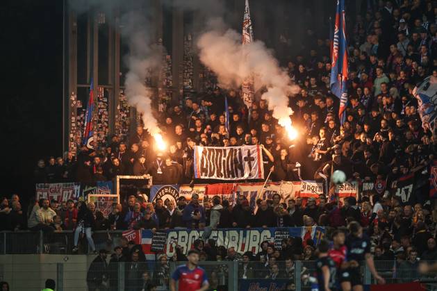 Fussball, FVN Niederrheinpokal Saison 2025 2026 Achtelfinale KFC Uerdingen - MSV Duisburg 15.10.2025, Grotenburg-Stadion Fans KFC Uerdingen zünden Pyro Krefeld Grotenburg-Stadion Nordrhein-Westfalen Deutschland