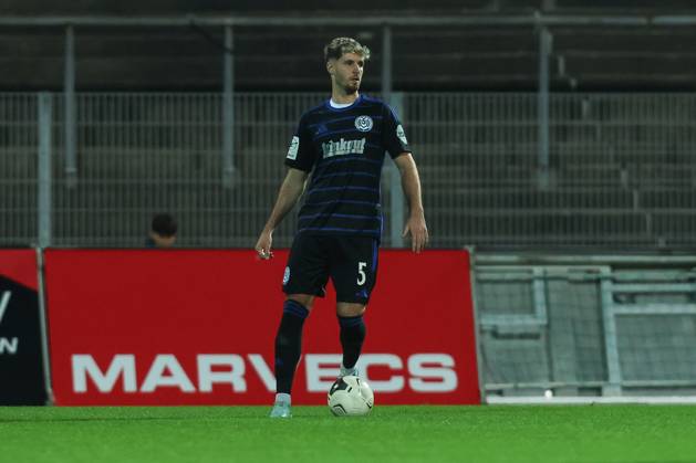 Fussball, FVN Niederrheinpokal Saison 2025 2026 Achtelfinale KFC Uerdingen - MSV Duisburg 15.10.2025, Grotenburg-Stadion Tobias Fleckstein (MSV Duisburg, 5) Krefeld Grotenburg-Stadion Nordrhein-Westfalen Deutschland