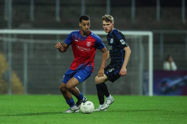 Fussball, FVN Niederrheinpokal Saison 2025 2026 Achtelfinale KFC Uerdingen - MSV Duisburg 15.10.2025, Grotenburg-Stadion +k10+ Steffen Meuer (MSV Duisburg, 18) Zweikampf Krefeld Grotenburg-Stadion Nordrhein-Westfalen Deutschland