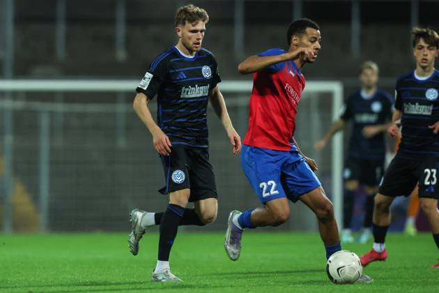 Fussball, FVN Niederrheinpokal Saison 2025 2026 Achtelfinale KFC Uerdingen - MSV Duisburg 15.10.2025, Grotenburg-Stadion Steffen Meuer (MSV Duisburg, 18) +k22+ Zweikampf Krefeld Grotenburg-Stadion Nordrhein-Westfalen Deutschland