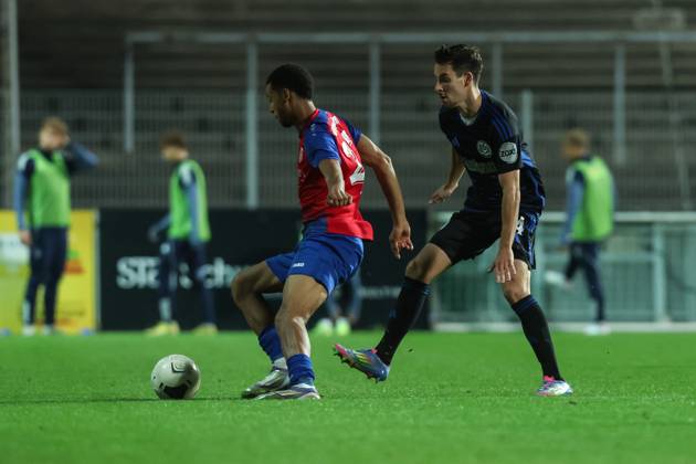 Fussball, FVN Niederrheinpokal Saison 2025 2026 Achtelfinale KFC Uerdingen - MSV Duisburg 15.10.2025, Grotenburg-Stadion +k22+ Conor Noß (MSV Duisburg,14) Zw2eikampf Krefeld Grotenburg-Stadion Nordrhein-Westfalen Deutschland