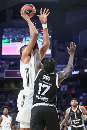 October 15, 2025, Madrid, Madrid, SPAIN: Walter Samuel Tavares da Veiga of Real Madrid and Isaac Bonga of Partizan in action during the EuroLeague Regular Season Round 4 match between Real Madrid and Partizan Mozzart Bet Belgrade at Movistar Arena on October 15, 2025 in Madrid, Spain. Madrid SPAIN - ZUMAa181 20251015_zaa_a181_031 Copyright: xIrinaxR.xHipolitox