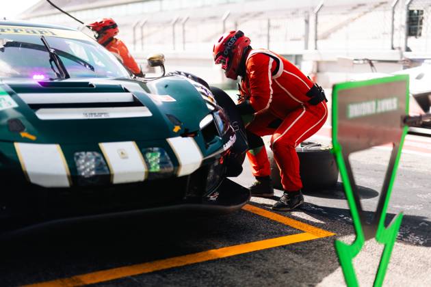 AUTO - ELMS - 4 HOURS OF PORTIMAO 2025 55 CAMERON Duncan (gbr), GRIFFIN Matt (irl), PEREL David (zaf), Spirit of Race, Ferrari 296 GT3, LMGT3, mecaniciens, mechanics pitlane, during the 4 Hours of Portimao, 6th round of the 2025 European Le Mans Series on the Autodromo Internacional do Algarve from October 16 to 18, 2025 in Portimao, Portugal -  Copyright: xJoaoxFilipex