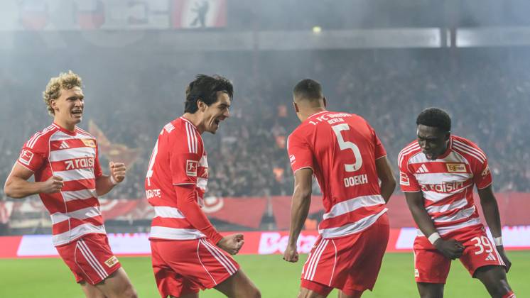im Bild v.l.: Tor, Treffer, Jubel, Torjubel, Freude, Begeisterung, feiert, nach 1:0 durch Danilho Doekhi (1.FC Union), GER, Berlin, 1. FC Union Berlin vs. Borussia Moenchengladbach, 1. Bundesliga, Fussball, DFB, Spielzeit 2025 2026, Alte Foersterei, . Spieltag, DFB DFL REGULATIONS PROHIBIT ANY USE OF PHOTOGRAPHS AS IMAGE SEQUENCES AND OR QUASI-VIDEO, 17.10.25, Copyright: HMBxMedia UwexKoch