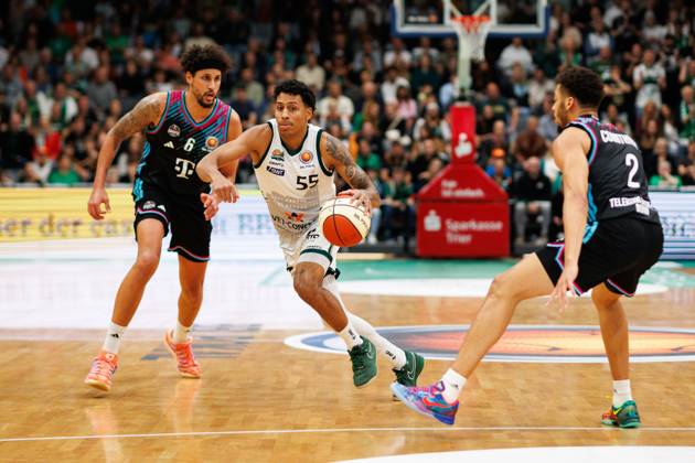 Eli Brooks (Gladiators Trier) im Zweikampf mit Michael Kessens (Telekom Baskets Bonn) und Alijah Comithier (Telekom Baskets Bonn), Vet Concept Gladiators Trier vs Telekom Baskets Bonn, Basketball, BBL Pokal, Achtelfinale, Saison 2025 2026, 17.10.2025 Vet Concept Gladiators Trier vs Telekom Baskets Bonn, Basketball, BBL Pokal, Achtelfinale, Saison 2025 2026, 17.10.2025 Copyright: xEibner-Pressefoto AlexanderxNeisx EP_ANS