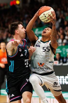 Eli Brooks (Gladiators Trier) im Zweikampf mit Grayson Murphy (Telekom Baskets Bonn), Vet Concept Gladiators Trier vs Telekom Baskets Bonn, Basketball, BBL Pokal, Achtelfinale, Saison 2025 2026, 17.10.2025 Vet Concept Gladiators Trier vs Telekom Baskets Bonn, Basketball, BBL Pokal, Achtelfinale, Saison 2025 2026, 17.10.2025 Copyright: xEibner-Pressefoto AlexanderxNeisx EP_ANS