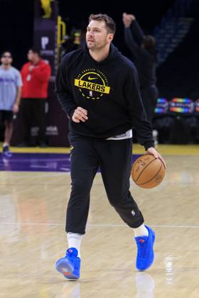 October 17, 2025, Los Angeles, California, USA: Luka Doncic 77 of the Los Angeles Lakers warms up prior to their preseason NBA, Basketball Herren, USA game against against the Sacramento Kings on Friday October 17, 2025 at Crypto.com Arena in Los Angeles, California. ARIANA RUIZ PI Los Angeles USA - ZUMAp124 20251017_zaa_p124_003 Copyright: xArianaxRuizx