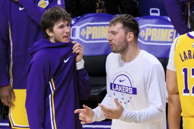 October 17, 2025, Los Angeles, California, USA: Austin Reaves 15 and Luka Doncic 77 of the Los Angeles Lakers have a conversation during a time out during their preseason NBA, Basketball Herren, USA game against the Sacramento Kings on Friday October 17, 2025 at Crypto.com Arena in Los Angeles, California. Lakers lose to Kings, 116-117. ARIANA RUIZ PI Los Angeles USA - ZUMAp124 20251017_zaa_p124_087 Copyright: xArianaxRuizx
