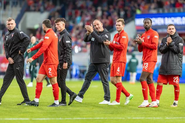 Frank Schmidt (FC Heidenheim, Chef-Trainer) freut sich mit seinem Team ueber den Punkt nach dem Spiel Tim Siersleben (FC Heidenheim, 04) Omar Haktab Traore (FC Heidenheim, 23) Arijon Ibrahimovic (FC Heidenheim, 22) klatschen Beifall, GER, 1. FC Heidenheim vs. Werder Bremen, Fussball, Bundesliga, 07. Spieltag, Spielzeit 2025 2026, 18.10.2025, DFL DFB REGULATIONS PROHIBIT ANY USE OF PHOTOGRAPHS AS IMAGE SEQUENCES AND OR QUASI-VIDEO, GER, 1. FC Heidenheim vs. Werder Bremen, Fussball, Bundesliga, 07. Spieltag, Spielzeit 2025 2026, 18.10.2025 Heidenheim Copyright: xEibner-Pressefoto JanixPlessx EP_JPL
