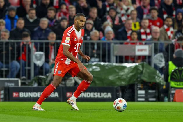 Jonathan Tah (FC Bayern Muenchen, 04) mit Ball, GER, FC Bayern Muenchen vs. Borussia Dortmund, Fussball, Bundesliga, 7. Spieltag, Saison 2025 2026, 18.10.2025, DFL DFB REGULATIONS PROHIBIT ANY USE OF PHOTOGRAPHS as IMAGE SEQUENCES and or QUASI-VIDEO, GER, FC Bayern Muenchen vs. Borussia Dortmund, Fussball, Bundesliga, 7. Spieltag, Saison 2025 2026, 18.10.2025 Muenchen Copyright: xEibner-Pressefoto JennixMaulx EP_JML