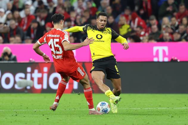 im Zweikampf, Aktion, mit Alexandar Pavlovic 45 (FC Bayern Muenchen), Felix Nmecha d8 (Borussia Dortmund), FC Bayern Muenchen vs. Borussia Dortmund, Fussball, 1. Bundesliga, 7. Spieltag, 18.10.2025 DFB regulations prohibit any use of photographs as image sequences and or quasi-video Muenchen Bayern Deutschland