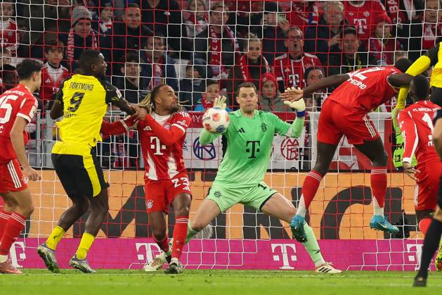 Torwartaktion von Manuel Neuer 1 (FC Bayern Muenchen), FC Bayern Muenchen vs. Borussia Dortmund, Fussball, 1. Bundesliga, 7. Spieltag, 18.10.2025 DFB regulations prohibit any use of photographs as image sequences and or quasi-video Muenchen Bayern Deutschland
