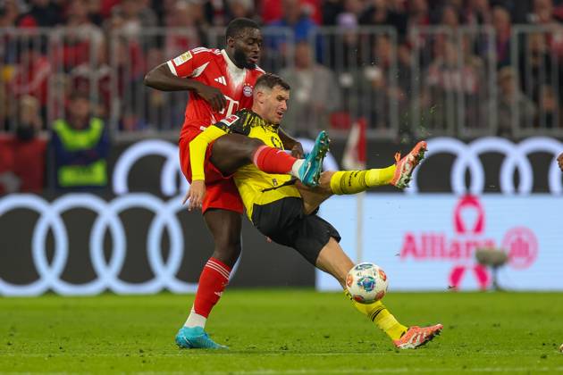 im Zweikampf, Aktion, mit Dayot Upamecano 2 (FC Bayern Muenchen), Pascal Gross 13 (Borussia Dortmund), FC Bayern Muenchen vs. Borussia Dortmund, Fussball, 1. Bundesliga, 7. Spieltag, 18.10.2025 DFB regulations prohibit any use of photographs as image sequences and or quasi-video Muenchen Bayern Deutschland
