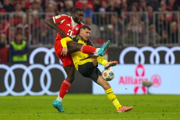 im Zweikampf, Aktion, mit Dayot Upamecano 2 (FC Bayern Muenchen), Pascal Gross 13 (Borussia Dortmund), FC Bayern Muenchen vs. Borussia Dortmund, Fussball, 1. Bundesliga, 7. Spieltag, 18.10.2025 DFB regulations prohibit any use of photographs as image sequences and or quasi-video Muenchen Bayern Deutschland