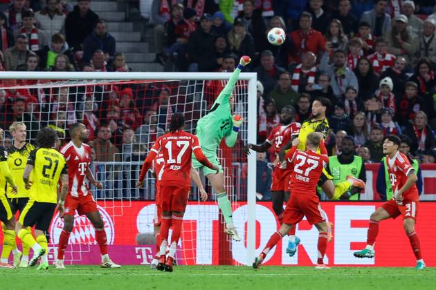 Torwartaktion von Manuel Neuer 1 (FC Bayern Muenchen), FC Bayern Muenchen vs. Borussia Dortmund, Fussball, 1. Bundesliga, 7. Spieltag, 18.10.2025 DFB regulations prohibit any use of photographs as image sequences and or quasi-video Muenchen Bayern Deutschland