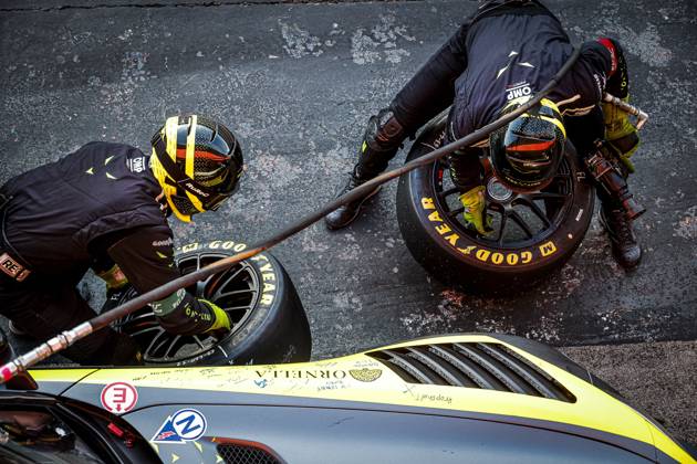 AUTO - ELMS - 4 HOURS OF PORTIMAO 2025 63 BERRY Martin (sgp), HANAFIN Lorcan (gbr), SCHILLER Fabian (gbr), Iron Lynx, Mercedes-AMG GT3 Evo, LMGT3, portrait Drivers changing, changement de pneus, tires change pneus, tyres, tyre, refuelling, arret aux stands, pit stop during the 4 Hours of Portimao, 6th round of the 2025 European Le Mans Series on the Autodromo Internacional do Algarve from October 16 to 18, 2025 in Portimao, Portugal - PortimaoPortugal Copyright: xPauloxMariax