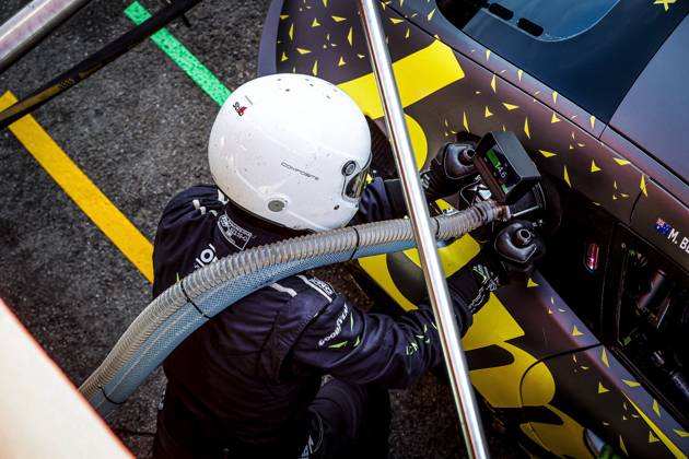 AUTO - ELMS - 4 HOURS OF PORTIMAO 2025 63 BERRY Martin (sgp), HANAFIN Lorcan (gbr), SCHILLER Fabian (gbr), Iron Lynx, Mercedes-AMG GT3 Evo, LMGT3, portrait Drivers changing, changement de pneus, tires change pneus, tyres, tyre, refuelling, arret aux stands, pit stop during the 4 Hours of Portimao, 6th round of the 2025 European Le Mans Series on the Autodromo Internacional do Algarve from October 16 to 18, 2025 in Portimao, Portugal - PortimaoPortugal Copyright: xPauloxMariax