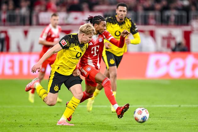 Daniel Svensson (Borussia Dortmund) und Michael Olise (Bayern München) im Zweikampf waehrend des spiels der Bundesliga zwischen FC Bayern München und Borussia Dortmund, Allianz Arena am 18. October 2025 in München, Deutschland. (Foto von Harry Langer DeFodi Images) +++ Daniel Svensson (Borussia Dortmund) und Michael Olise (Bayern München) battle for the ball during the Bundesliga match between FC Bayern München and Borussia Dortmund at Allianz Arena on October 18, 2025 in München, Germany. (Photo by Harry Langer DeFodi Images) DFL regulations prohibit any use of photographs as image sequences and or quasi-video. (Photo by Harry Langer DeFodi Images) DFL regulations prohibit any use of photographs as image sequences and or quasi-video. Daniel Svensson Borussia Dortmund and Michael Olise Bayern München in a duel during the Bundesliga match between FC Bayern München and Borussia Dortmund, Allianz Arena on October 18, 2025 in Munich, Germany Photo by Harry Langer DeFodi Images Daniel Svensson Borussia Dortmund and Michael Olise Bayern München battle for the ball during the Bundesliga match between FC Bayern München and Borussia Dortmund at Allianz Arena on October 18, 2025 in München, Germany Photo by Harry Langer DeFodi Images DFL regulations prohibit any use of photographs as image sequences and or quasi video Photo by Harry Langer DeFodi Images DFL regulations prohibit any use of photographs as image sequences and or quasi video