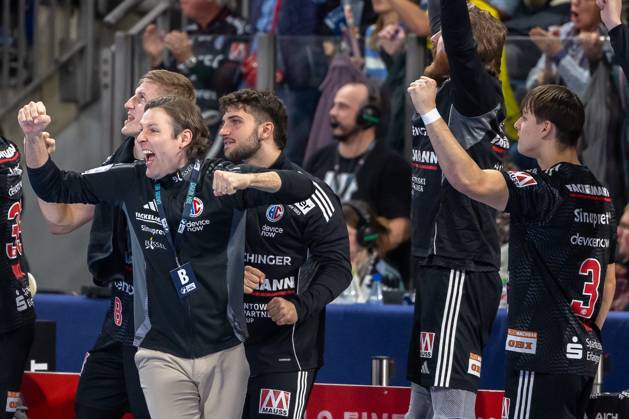 Jubel bei Johannes Sellin (HC Erlangen, Chef-Trainer) und der Erlangener Bank Lars Genz (HC Erlangen, 03) HC Erlangen vs. HSG Wetzlar, Handball, 1. Handball Bundesliga, Saison 2025 2026, 9. Spieltag, 18.10.2025 HC Erlangen vs. HSG Wetzlar, Handball, 1. Handball Bundesliga, Saison 2025 2026, 9. Spieltag, 18.10.2025 Nuernberg Copyright: xEibner-Pressefoto ArdanxFuessmanx EP_AFN