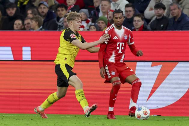 Daniel Svensson (Borussia Dortmund) und Michael Olise (FC Bayern Muenchen) kaempfen um den Ball, Bundesliga, FC Bayern München v Borussia Dortmund, Allianz Arena am 18. October 2025 in München, Deutschland. (Foto von Marco Steinbrenner DeFodi Images) Daniel Svensson (Borussia Dortmund) und Michael Olise (FC Bayern Muenchen) battle for the ball, Bundesliga, FC Bayern München v Borussia Dortmund, Allianz Arena, October 18, 2025 in München, Germany. (Photo by Marco Steinbrenner DeFodi Images) DFL regulations prohibit any use of photographs as image sequences and or quasi-video. Daniel Svensson Borussia Dortmund and Michael Olise FC Bayern Muenchen battle for the ball, Bundesliga, FC Bayern München v Borussia Dortmund, Allianz Arena, October 18, 2025 in Munich, Germany Photo by Marco Steinbrenner DeFodi Images Daniel Svensson Borussia Dortmund and Michael Olise FC Bayern Muenchen battle for the ball, Bundesliga, FC Bayern München v Borussia Dortmund, Allianz Arena, October 18, 2025 in München, Germany Photo by Marco Steinbrenner DeFodi Images DFL regulations prohibit any use of photographs as image sequences and or quasi video