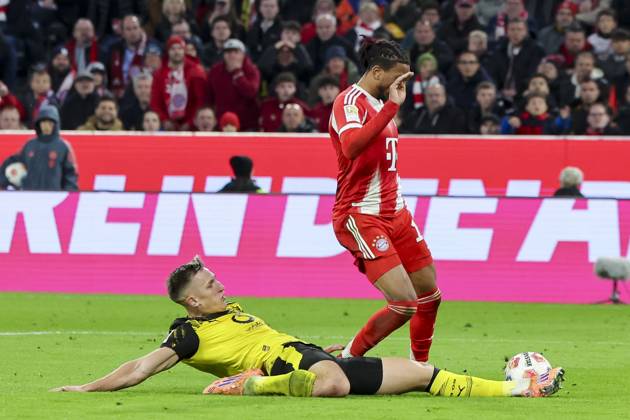 Nico Schlotterbeck (Borussia Dortmund) und Luis Diaz (FC Bayern Muenchen) kaempfen um den Ball, Bundesliga, FC Bayern München v Borussia Dortmund, Allianz Arena am 18. October 2025 in München, Deutschland. (Foto von Marco Steinbrenner DeFodi Images) Nico Schlotterbeck (Borussia Dortmund) und Luis Diaz (FC Bayern Muenchen) battle for the ball, Bundesliga, FC Bayern München v Borussia Dortmund, Allianz Arena, October 18, 2025 in München, Germany. (Photo by Marco Steinbrenner DeFodi Images) DFL regulations prohibit any use of photographs as image sequences and or quasi-video. Nico Schlotterbeck Borussia Dortmund and Luis Diaz FC Bayern Muenchen battle for the ball, Bundesliga, FC Bayern München v Borussia Dortmund, Allianz Arena, October 18, 2025 in Munich, Germany Photo by Marco Steinbrenner DeFodi Images Nico Schlotterbeck Borussia Dortmund and Luis Diaz FC Bayern Muenchen battle for the ball, Bundesliga, FC Bayern München v Borussia Dortmund, Allianz Arena, October 18, 2025 in München, Germany Photo by Marco Steinbrenner DeFodi Images DFL regulations prohibit any use of photographs as image sequences and or quasi video