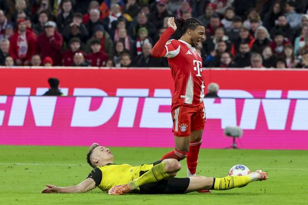 Nico Schlotterbeck (Borussia Dortmund) und Luis Diaz (FC Bayern Muenchen) kaempfen um den Ball, Bundesliga, FC Bayern München v Borussia Dortmund, Allianz Arena am 18. October 2025 in München, Deutschland. (Foto von Marco Steinbrenner DeFodi Images) Nico Schlotterbeck (Borussia Dortmund) und Luis Diaz (FC Bayern Muenchen) battle for the ball, Bundesliga, FC Bayern München v Borussia Dortmund, Allianz Arena, October 18, 2025 in München, Germany. (Photo by Marco Steinbrenner DeFodi Images) DFL regulations prohibit any use of photographs as image sequences and or quasi-video. Nico Schlotterbeck Borussia Dortmund and Luis Diaz FC Bayern Muenchen battle for the ball, Bundesliga, FC Bayern München v Borussia Dortmund, Allianz Arena, October 18, 2025 in Munich, Germany Photo by Marco Steinbrenner DeFodi Images Nico Schlotterbeck Borussia Dortmund and Luis Diaz FC Bayern Muenchen battle for the ball, Bundesliga, FC Bayern München v Borussia Dortmund, Allianz Arena, October 18, 2025 in München, Germany Photo by Marco Steinbrenner DeFodi Images DFL regulations prohibit any use of photographs as image sequences and or quasi video