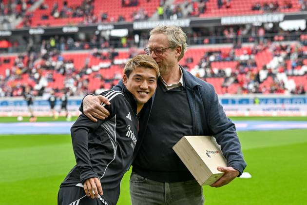 Ritsu Doan (Eintracht Frankfurt, 20) und Clemens Hartenbach (SC Freiburg, Vorstand) beim Empfang durch den SC Freiburg. GER, SC Freiburg - Eintracht Frankfurt, Fussball, Bundesliga, 7. Spieltag, Saison 2025 2026, 19.10.2025 DFL DFB REGULATIONS PROHIBIT ANY USE OF PHOTOGRAPHS AS IMAGE SEQUENCES AND OR QUASI-VIDEO GER, SC Freiburg - Eintracht Frankfurt, Fussball, Bundesliga, 7. Spieltag, Saison 2025 2026, 19.10.2025 Freiburg Copyright: xEibner-Pressefoto ThomasxHessx EP_THS
