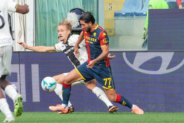 GenoaÕs Mikael Ellertsson fights for the ball during the Serie A soccer match between Genoa and Parma at the Luigi Ferraris Stadium in Genoa, Italy - Sunday, October 19, 2025. - Soccer . Copyright: xTanoxPecoraro LaPressex