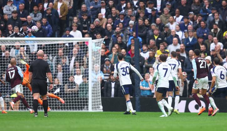 London, England, 19th October 2025. Morgan Rogers of Aston Villa scores to make it 1-1 during the Tottenham Hotspur vs Aston Villa Premier League match at the Tottenham Hotspur Stadium, London. Picture credit should read: Paul Terry Sportimage EDITORIAL USE ONLY. No use with unauthorised audio, video, data, fixture lists, club league logos or live services. Online in-match use limited to 120 images, no video emulation. No use in betting, games or single club league player publications. SPI_020_PT_Tottenham_Villa SPI-4223-0020