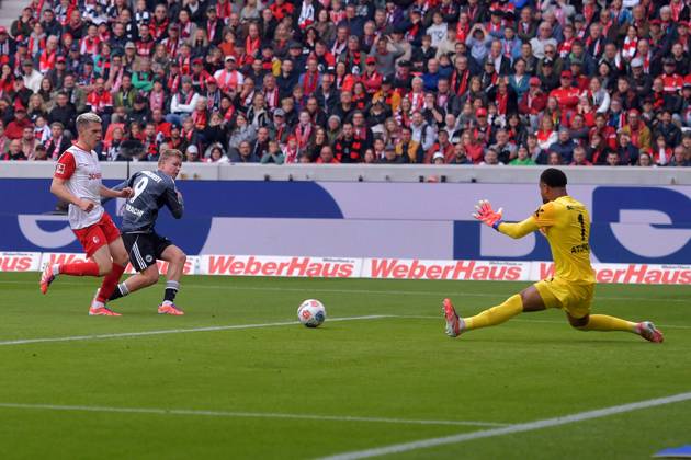 19.10.2025, xblx, Fussball 1.Bundesliga, SC Freiburg - Eintracht Frankfurt v.l. Jonathan Jonny Burkardt (Eintracht Frankfurt) Torschuetze, erzielt das Tor, Treffer, scores the goal 1:1 Noah Atubolu (SC Freiburg) (DFL DFB REGULATIONS PROHIBIT ANY USE OF PHOTOGRAPHS as IMAGE SEQUENCES and or QUASI-VIDEO) Freiburg